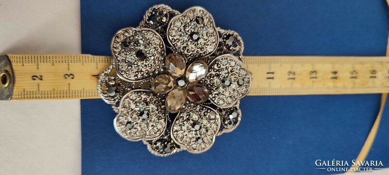 A showy piece of brooch with a white stone