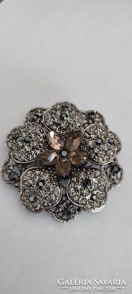 A showy piece of brooch with a white stone