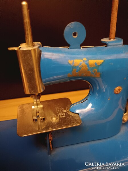 Casige toy sewing machine, German