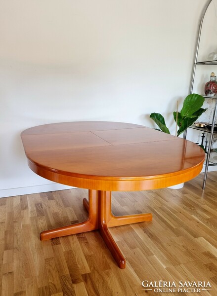 Vintage extendable dining table