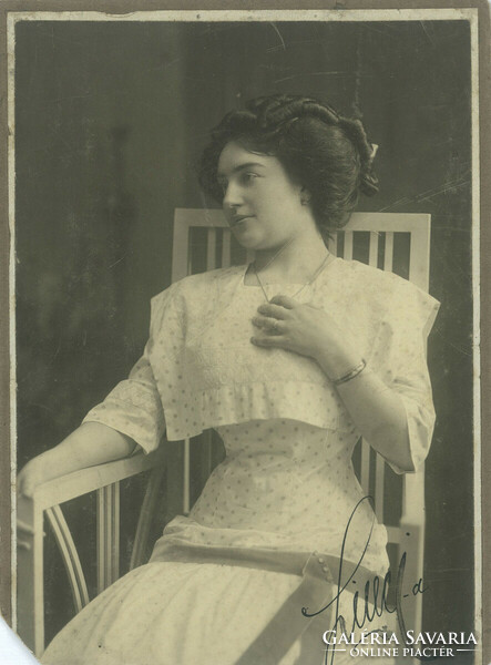 1910 körül. Elegáns, fiatal nő műtermi fotója. Szignált. A képen szereplő személye ismeretlen.