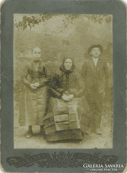 Nagymama és az unokák, még a háború előtt. Kabinetfotó / keményhátú fotó / vizitkártya.