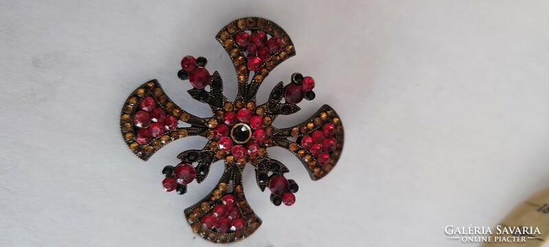 Showy piece decorated with a red stone