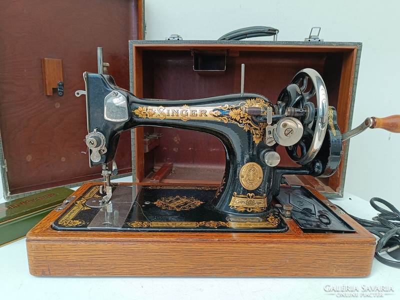 Antique sewing machine singer collector's item in sewing machine box 790 8732