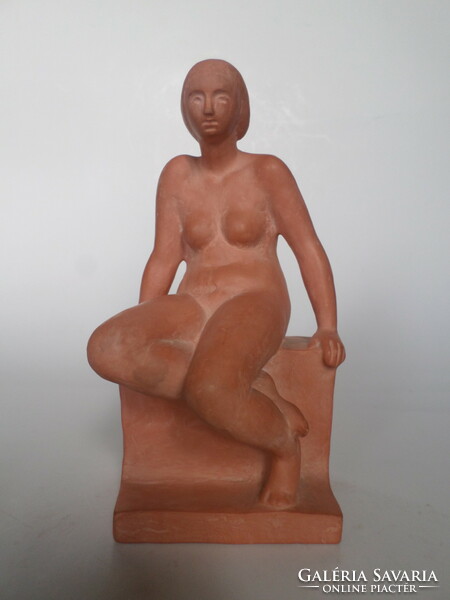 Tamás Varga: seated female nude