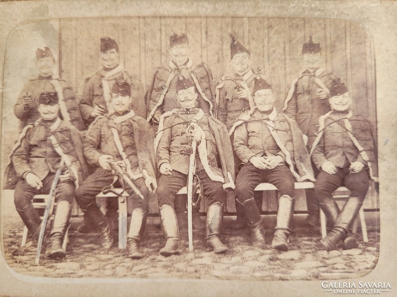 Régi antik Monarchia kori fotó huszár katonai csoportkép kartonfotó Bartcky Victor fényképész Mohács