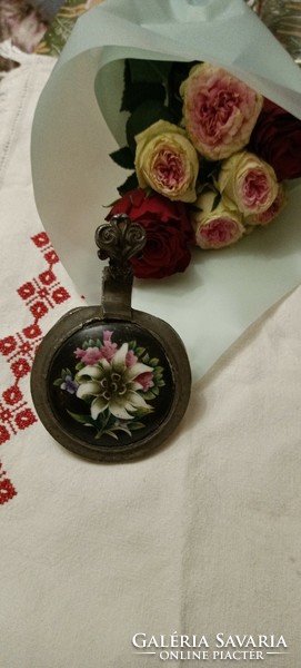 Jug cup tin lid with beautiful ceramic flower in decorative buckled condition