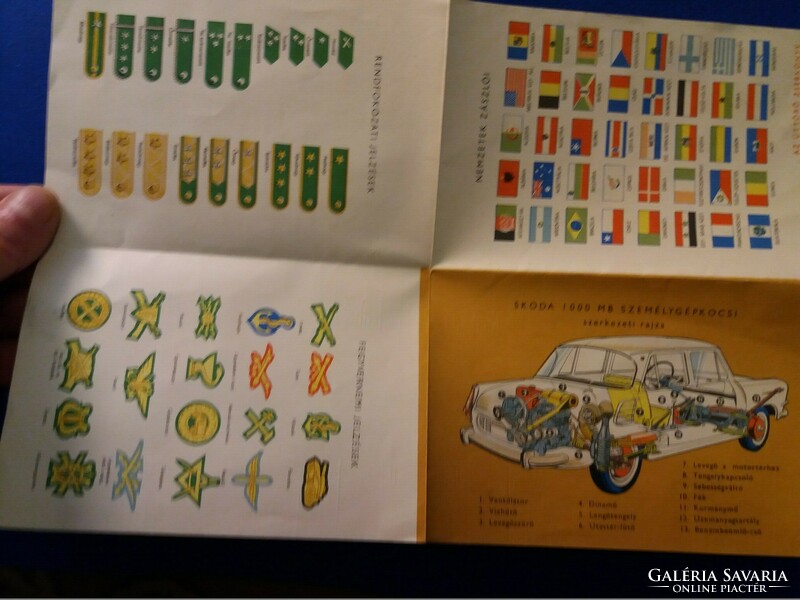 Régi SKODA 1000 MB autó szerkezeti rajz kis könyv + nemzetzászlók KRESZ táblák + MILITARIA