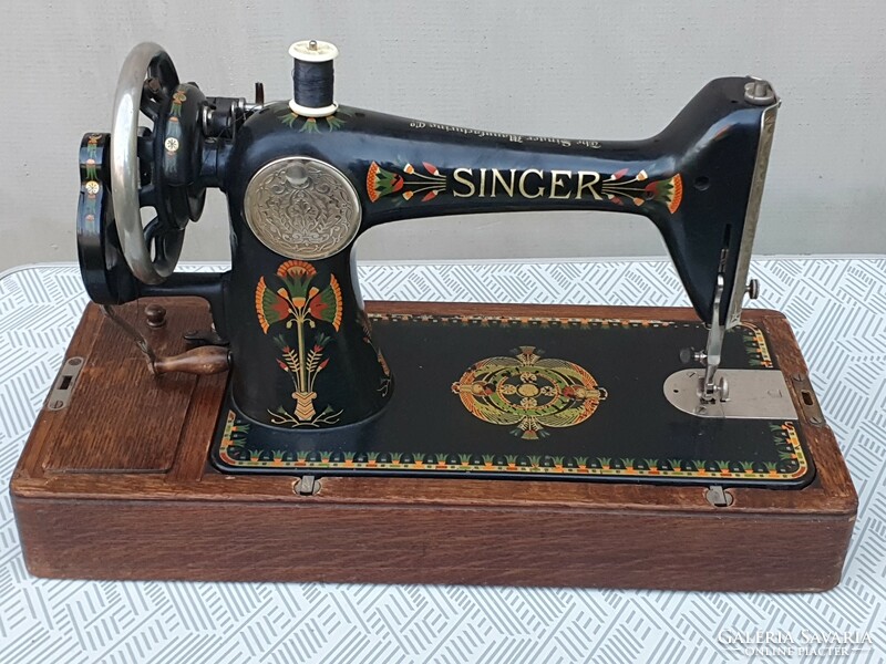Singer antique sewing machine 1920