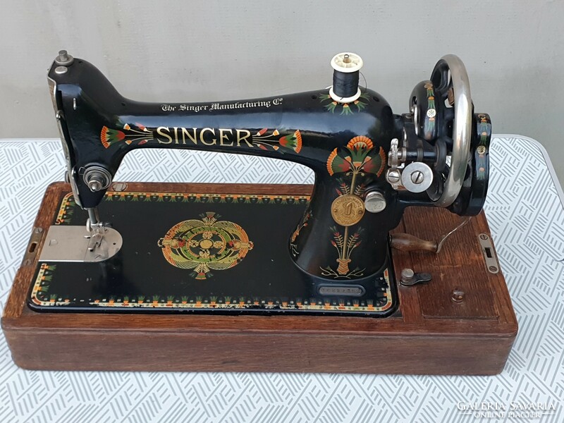 Singer antique sewing machine 1920