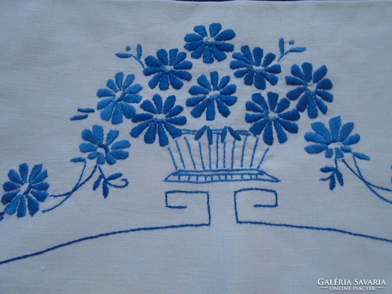 47 X 47 cm embroidered cotton canvas pillowcase.