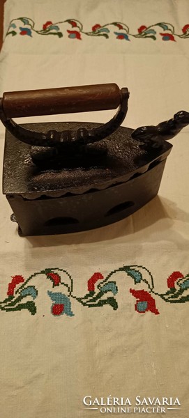 Manual wood-burning rooster cast iron iron in beautiful working condition in heavy version