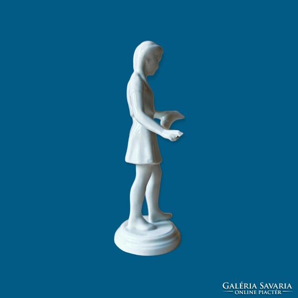 Drasche/quarry unpainted porcelain reading figure