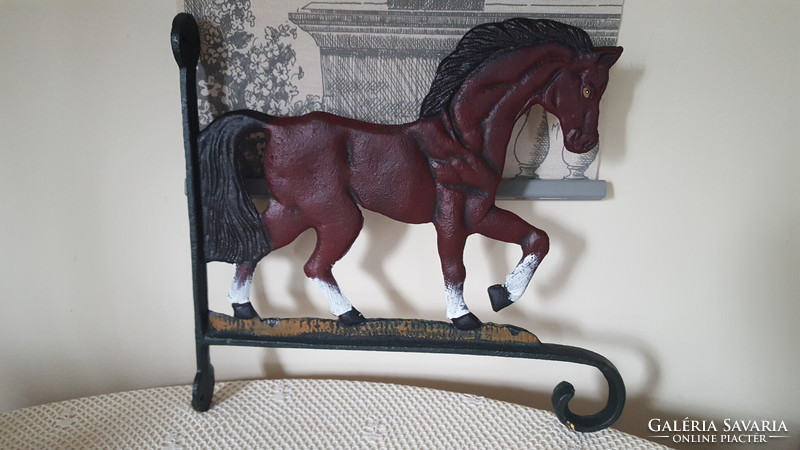 Nagyméretű festett öntöttvas ló díszítésű fali cégértartó,kaspótartó