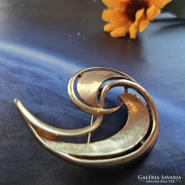 Gilded brooch cm