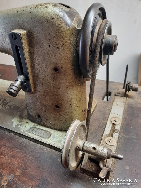 Cobbler (leather) sewing machine with table and singer cast iron legs