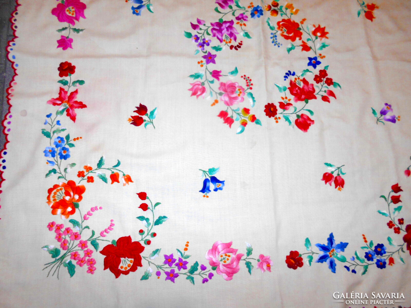 Large tablecloth with Kalocsai dus pattern - 114 cm x 114 cm