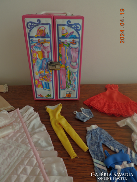 Vintage Barbie hordozható  ruhás szekrény