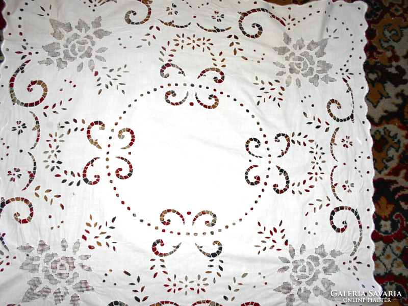 Embroidered Madera-Toledo tablecloth 70 cm x 76 cm