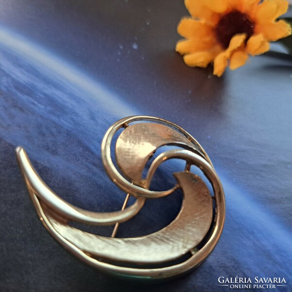 Gilded brooch cm