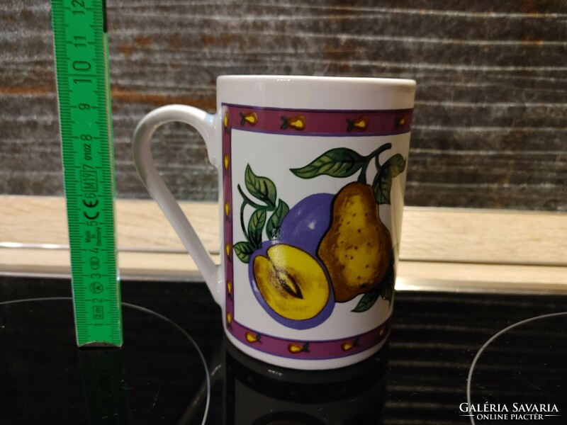 Mug with pear-plum pattern