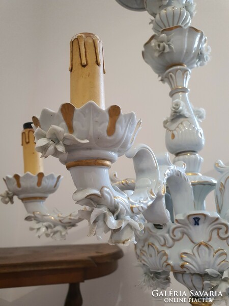 Capodimonte 6-branch porcelain chandelier with flower decoration and gold painting. (Video!)