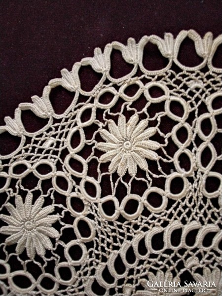 Ekrü crochet tablecloth