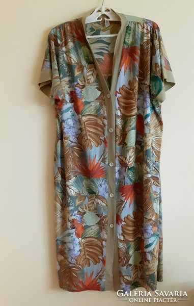 Dress with buttons in the front.,Robe. XXL size
