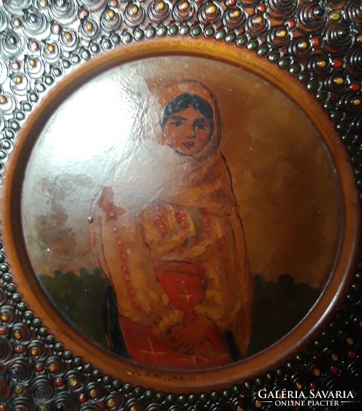 Kézzel festett portréval díszített, falra akasztható régi népi fatányér
