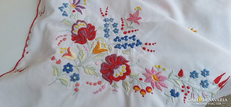 Large embroidered floral tablecloth 113 x 113 cm.