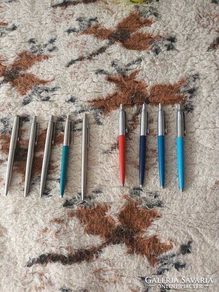 5 Parker pens, 4 pax pens in one