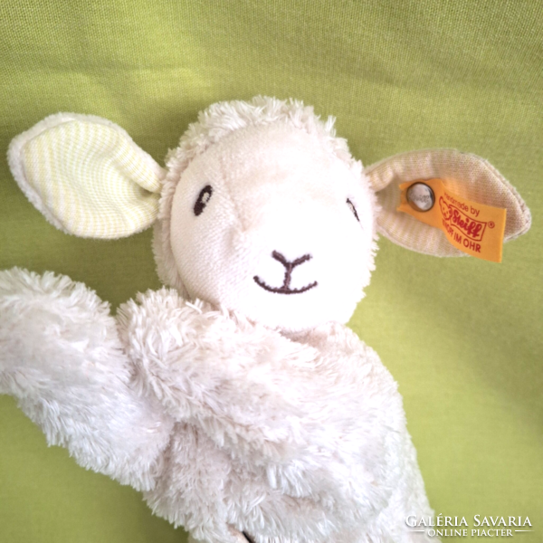 Instead of a Steiff teddy bear, a Steiff lamb plays music!
