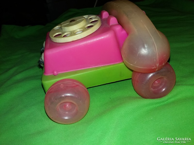 Régi magyar kisipari trafikáru csörgős húzgálható plasztik játék telefon a képek szerint