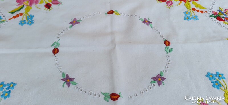 Large embroidered floral tablecloth 70 x 70 cm.