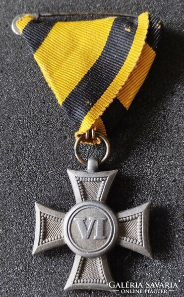 Monarchy vi-year service sign award