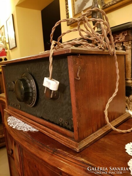 Csöves láda rádió a 30-as évekből