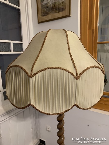 Colonial floor lamp in good condition