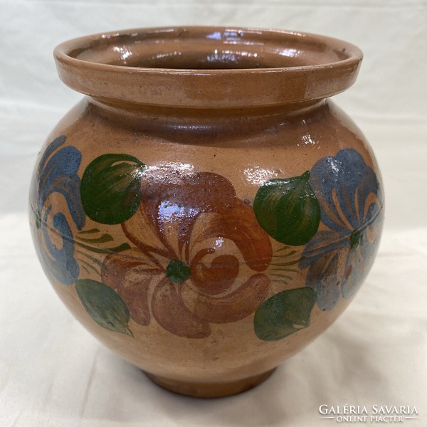 Folk ceramic pot, with flowers