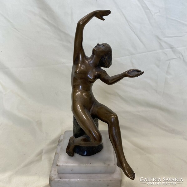Antique bronze female nude on a marble plinth