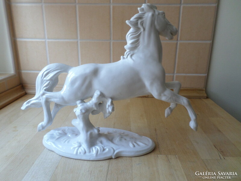 Régi osztrák fehér porcelán vágtató ló figura 31 cm