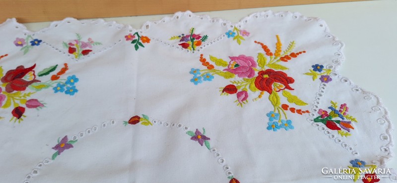 Large embroidered floral tablecloth 70 x 70 cm.