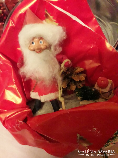 Old ndk Santa Claus table decoration with sleigh. 20 Cm.