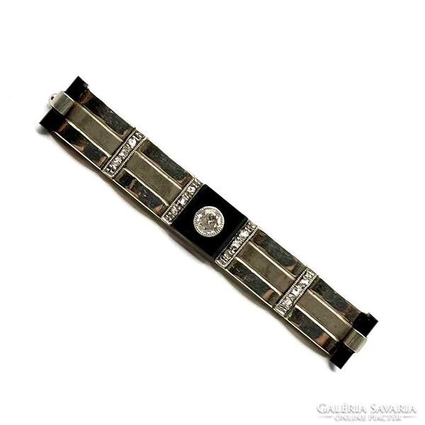 0220. Art deco white gold brooch with diamonds and onyx