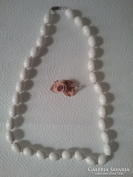 Old white necklace+brooch