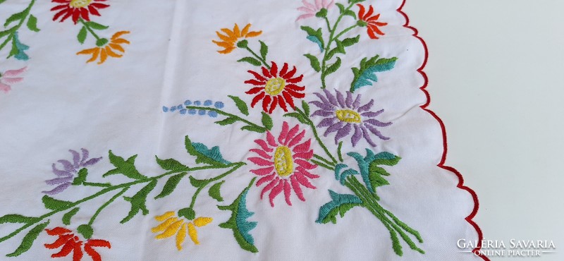 Embroidered floral tablecloth 42 x 42 cm.