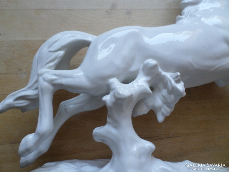 Régi osztrák fehér porcelán vágtató ló figura 31 cm