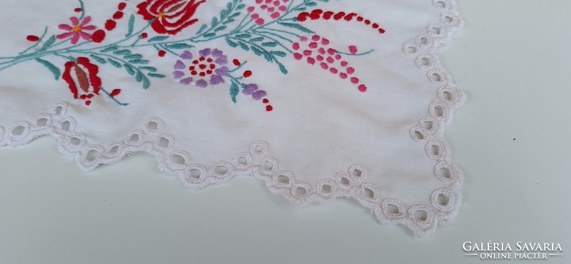 Embroidered Madeira floral tablecloth, runner 78 x 43 cm.