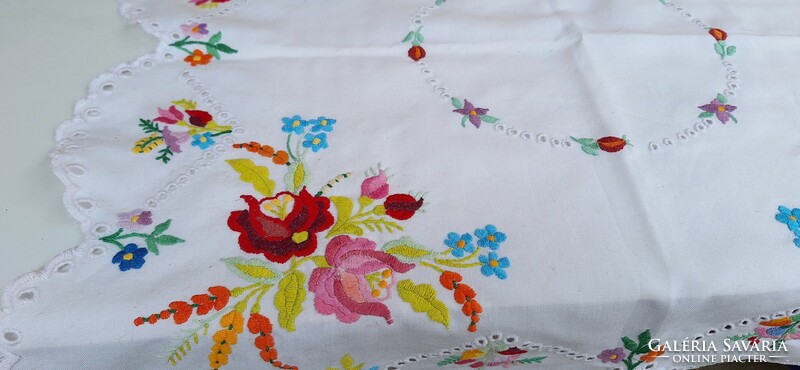 Large embroidered floral tablecloth 70 x 70 cm.