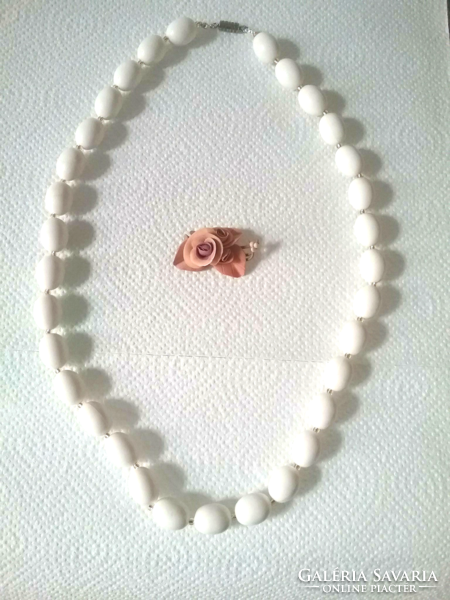Old white necklace+brooch