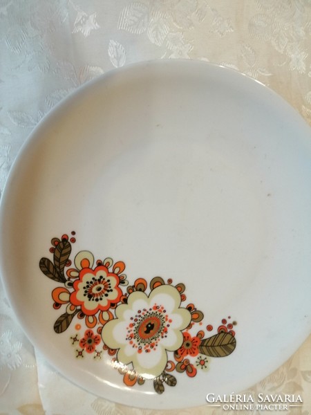 Plate with curved pattern 17 cm